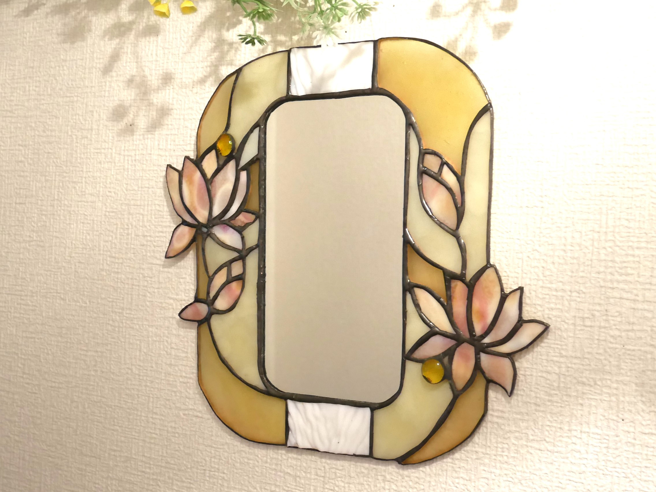 ✴︎:.。蓮の壁掛け鏡♪　ベージュトーン　ステンドグラス ✴︎:.。蓮の壁掛け鏡♪　ベージュトーン　ステンドグラス