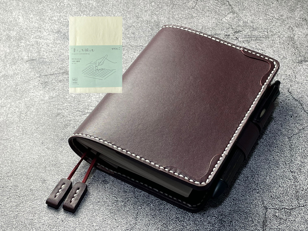 【手縫】ミドリ MDノート（文庫方眼罫）用ワインレッド色着せ替え本革カバー（バタフライストッパー） 2本しおり付き