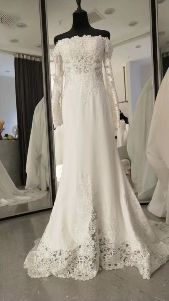 送料無料！ウエディングドレス キラキラ光る刺繍 オフショル ビスチェ  