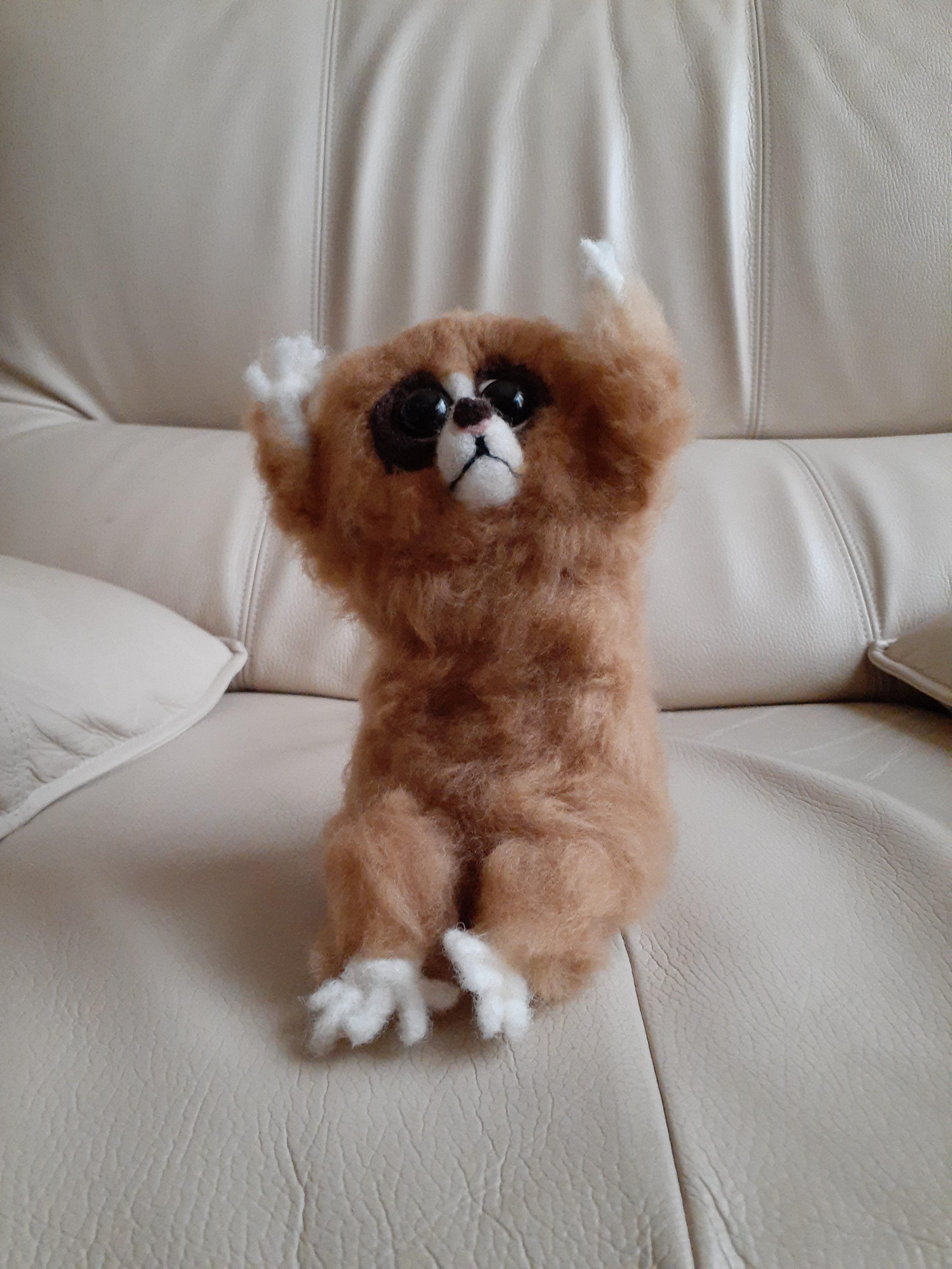 羊毛フェルト　スローロリス レッサースローロリスの全身に色がつきました🎶 二本足で自立はしま