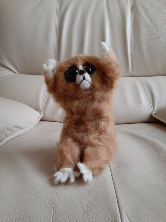 羊毛フェルト　スローロリス レッサースローロリスの全身に色がつきました🎶 二本足で自立は