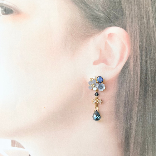 全2色》 ガラスの雫が揺れる フラワー ビジュー ピアス