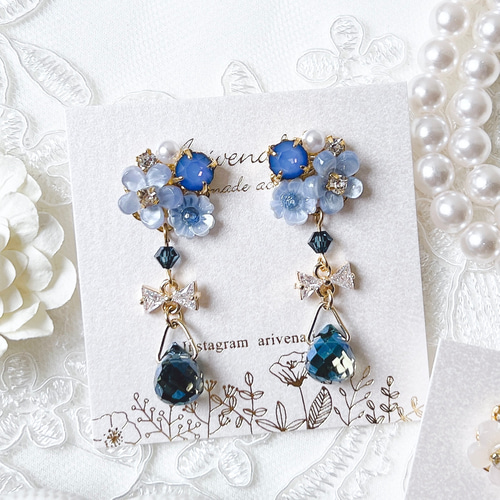 全2色》 ガラスの雫が揺れる フラワー ビジュー ピアス/イヤリング