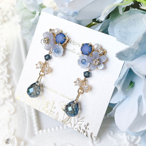 全2色》 ガラスの雫が揺れる フラワー ビジュー ピアス/イヤリング