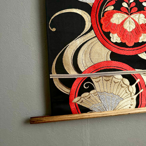 帯のタペストリー 金色の流水に花々と蝶 着物リメイク インテリア