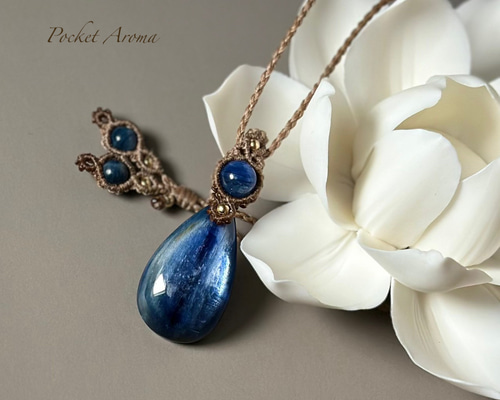 カイヤナイト＆サファイヤのマクラメ編みネックレス　ペンダント　天然石 マクラメ編み ペンダント (トップ:ホワイトガーデンクォーツ＋