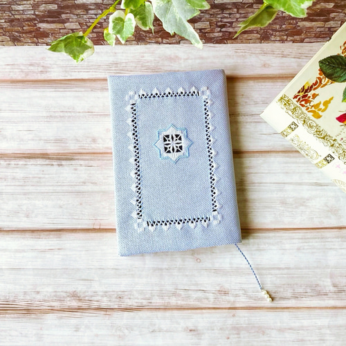 洋書風レーシーなデザインのハーダンガー刺繍のブックカバー