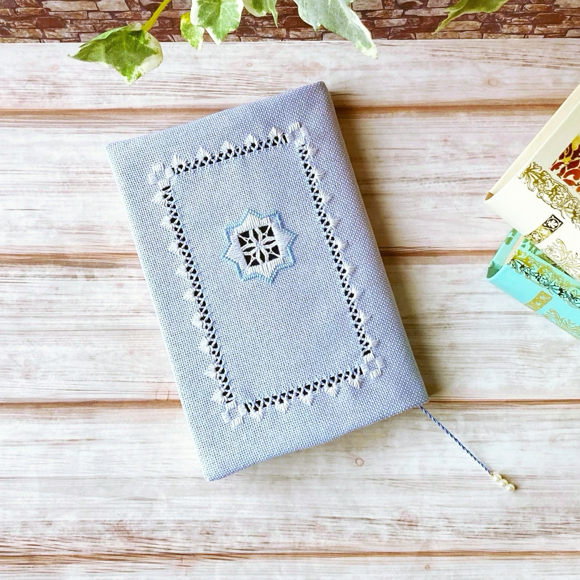 洋書風レーシーなデザインのハーダンガー刺繍のブックカバー