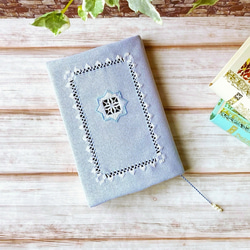 洋書風レーシーなデザインのハーダンガー刺繍のブックカバー