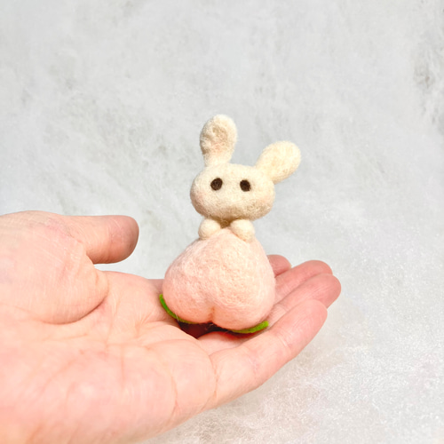 送料無料】ほっこりうさぎのマスコット（桃）かわいい 羊毛フェルト