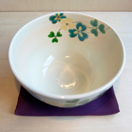 色絵 クローバーとシロツメクサ 抹茶茶碗 茶碗・めし碗 清香〜きよか
