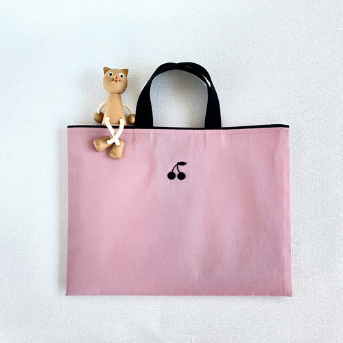 上履き入れ お着替え袋 巾着袋 入園入学グッズ さくらんぼ 手刺繍＊さくらんぼのレッスンバッグ と上履き入れの2点セット（ 黒の