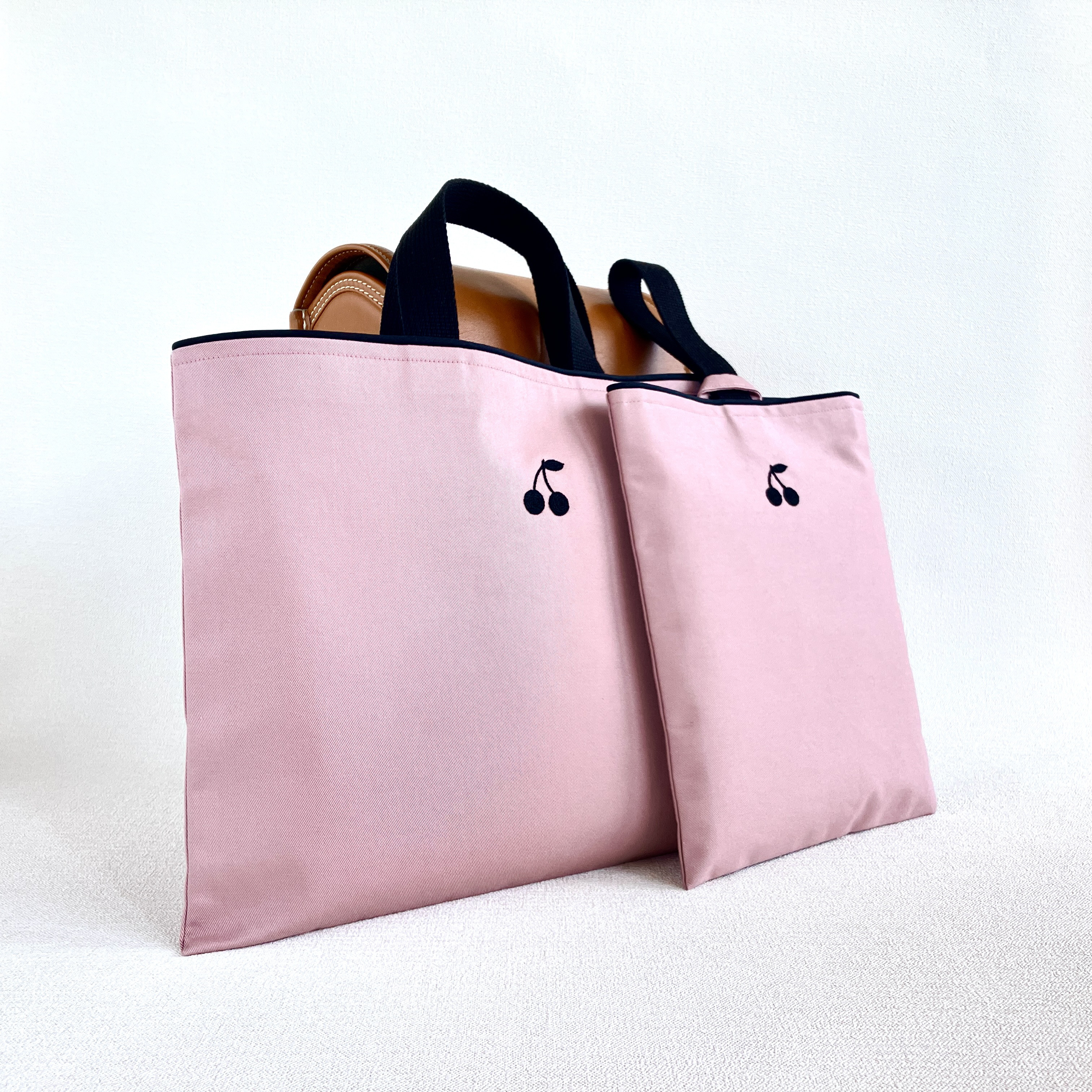 ＊手刺繍＊さくらんぼのレッスンバッグ と上履き入れの２点セット（ 黒のさくらんぼ × ピンク）＊入園入学2026＊
