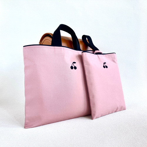 20-60代 人気ファッションブランド 手刺繍＊さくらんぼのレッスンバッグ と上履き入れの2点セット 手提げ・レッスンバッグ・入園グッズ