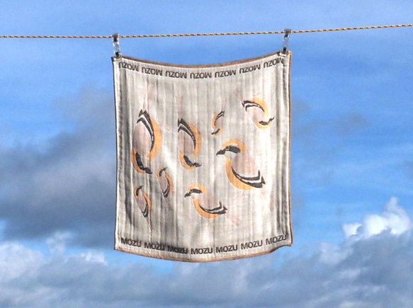 ToriTori大阪泉州製4重ガーゼハンカチ　モズ　サイズ34ｃｍ角　綿100％　大阪泉州製 1枚目の画像