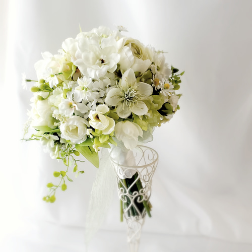 うまこ　ブーケ　ブートニア　花材 白い花を集めたクラッチブーケ 【ブートニア付] ブーケ マムズフラワー