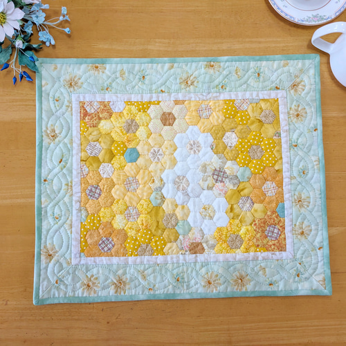 お花のグラデーションタペストリーパッチワークキルトハンドメイド メイフラワーのパッチワークタペストリー パッチワークキルト