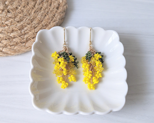 たっぷりミモザのピアス/イヤリング ピアス（フック・チェーン