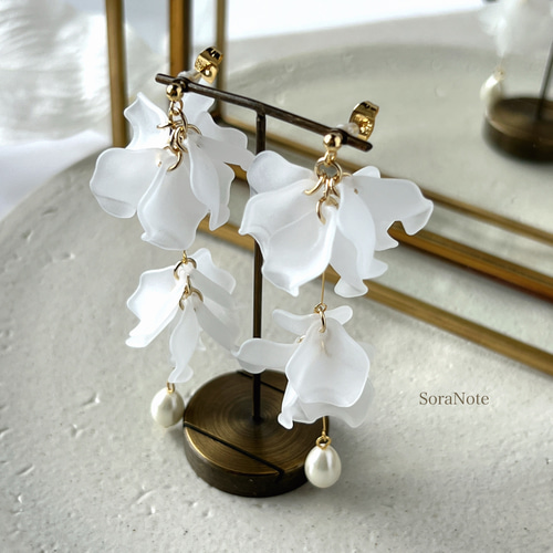 ヒラヒラ花びらと雫パールの揺れるピアス/イヤリング《frosty》クリア