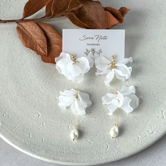 ヒラヒラ花びらと雫パールの揺れるピアス/イヤリング《frosty》クリア