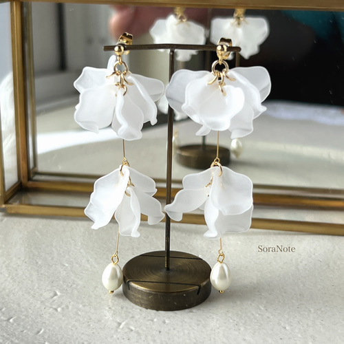 ヒラヒラ花びらと雫パールの揺れるピアス/イヤリング《frosty》クリア