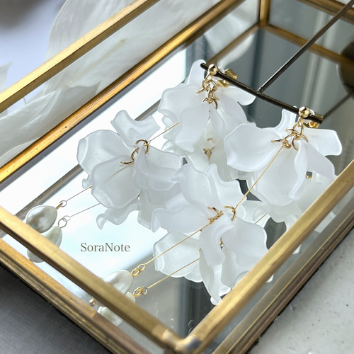 ヒラヒラ花びらと雫パールの揺れるピアス/イヤリング《frosty》クリア