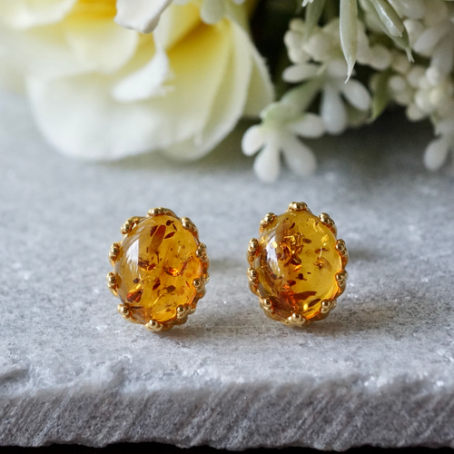 送料無料】アンバー（琥珀）クラウンモチーフ スタッドピアス 18k