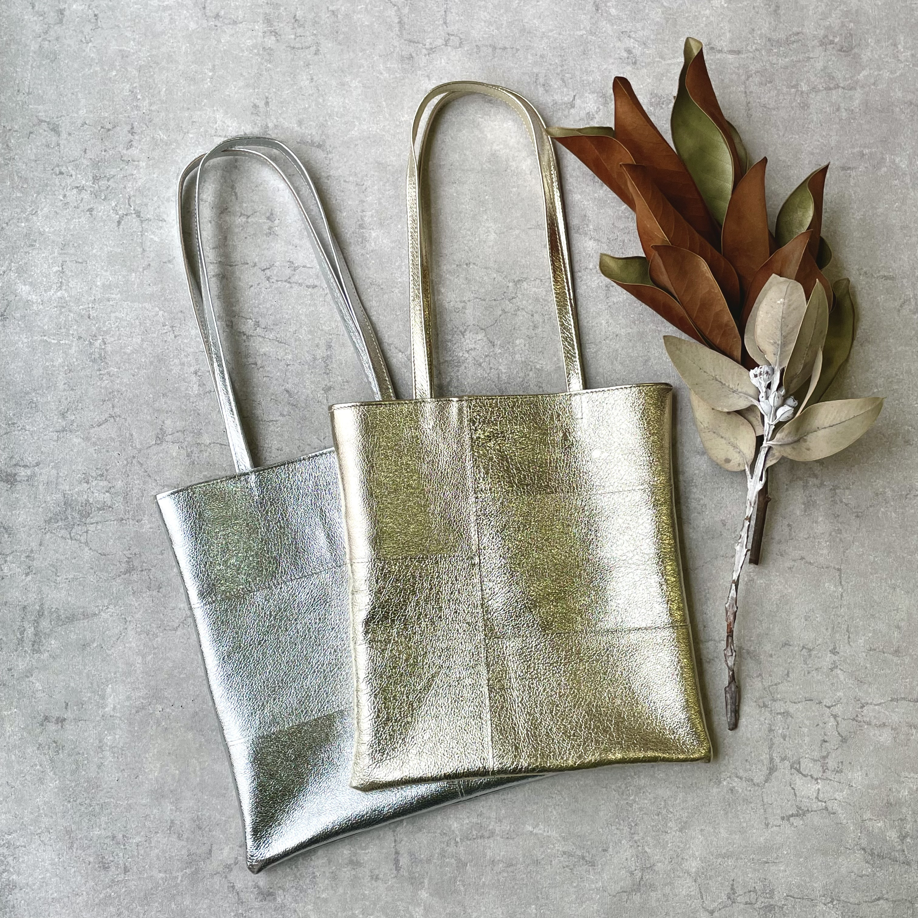 ピッグスキンのフラットバッグ　オールライトゴールド