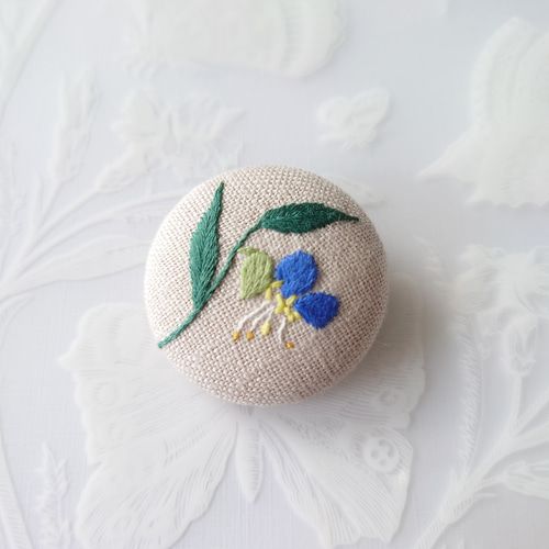 刺繍ブローチ「つゆくさ ベージュ」くるみボタン ブローチ 薄荷