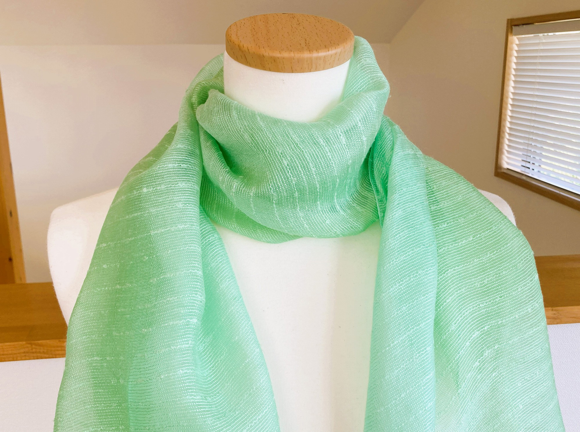 アップルグリーンからブルーグリーンのシルクストール