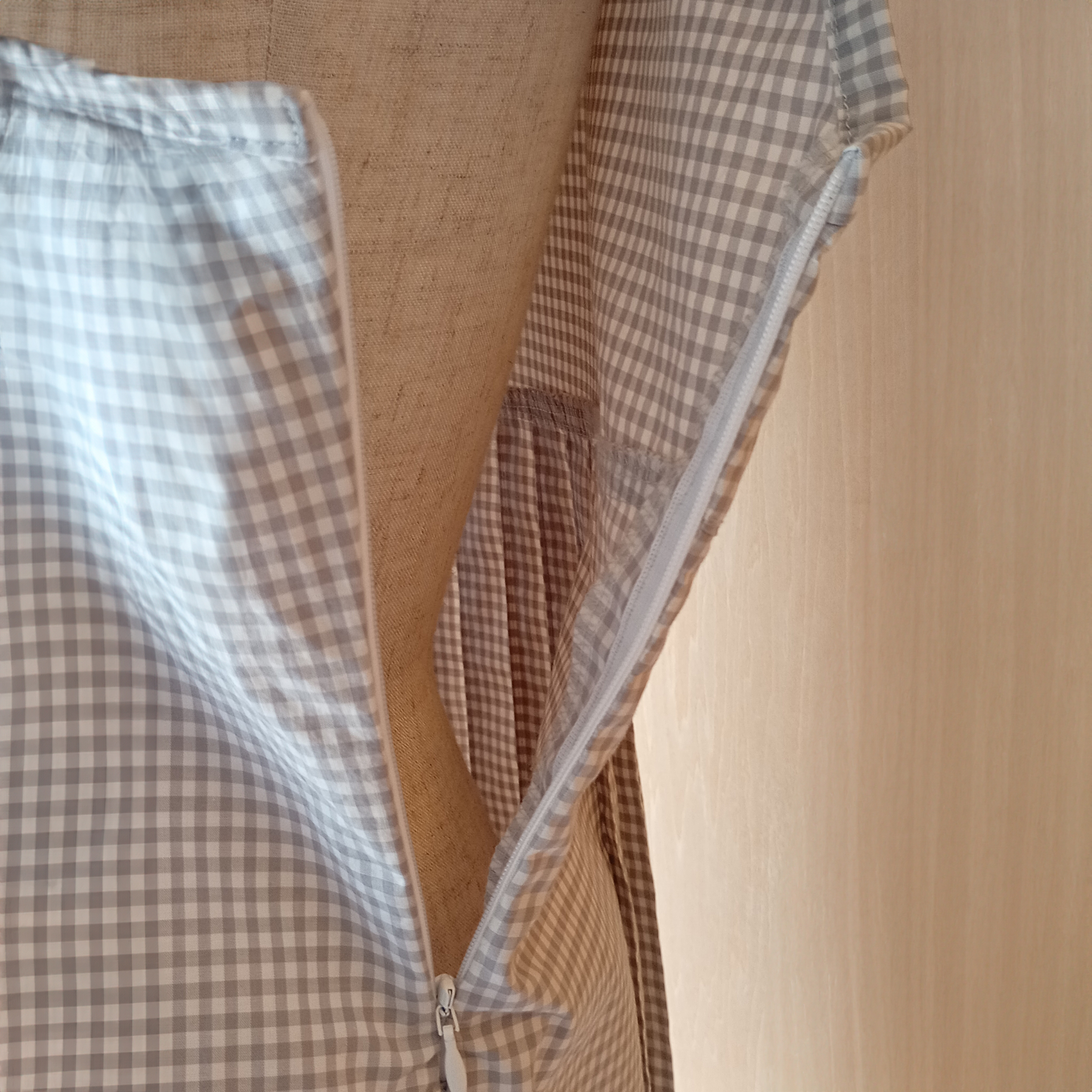 ギンガムチェック後ろプリーツトップス[ライトグレー]