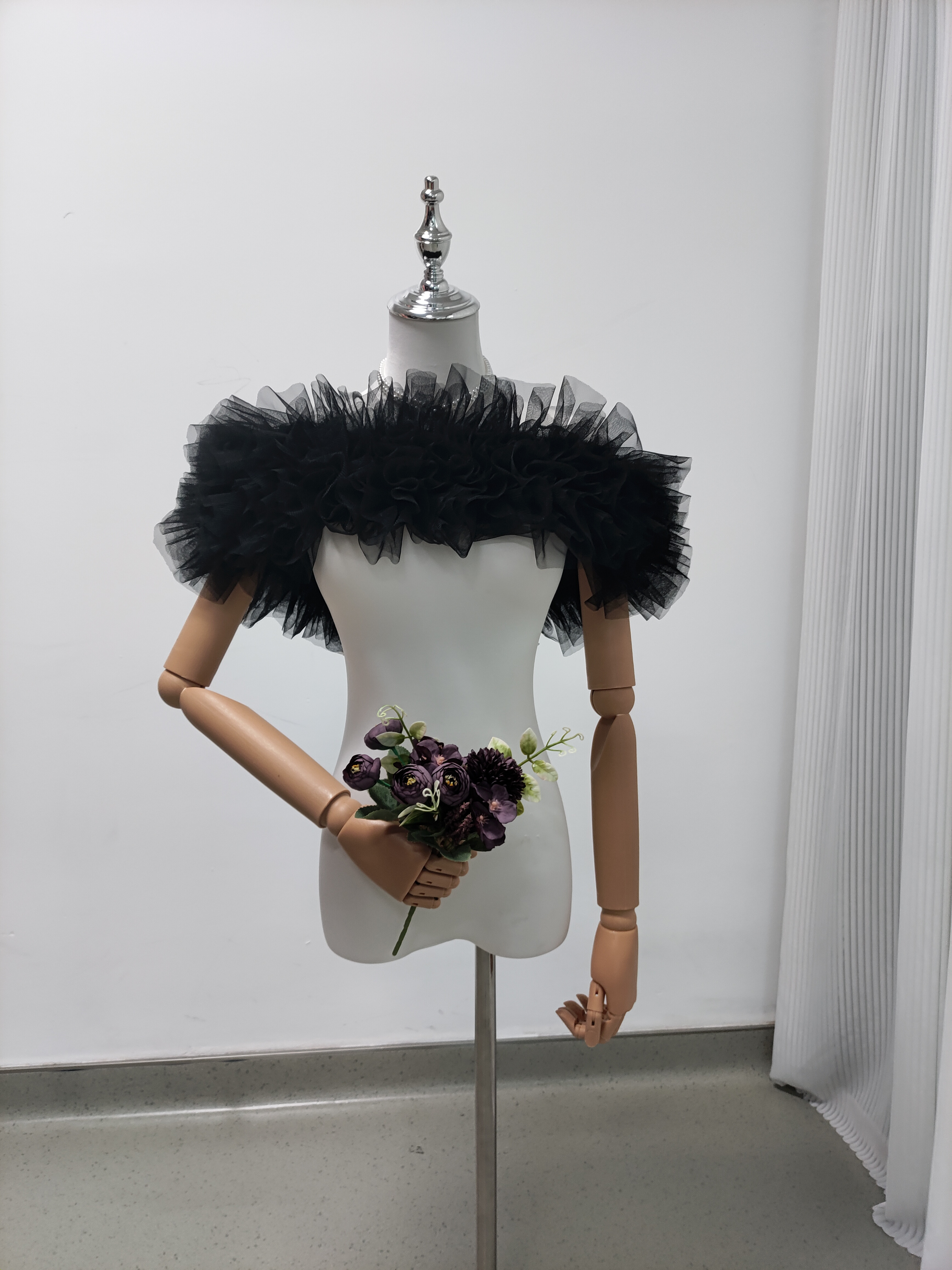 送料無料！取り外しオフショルダー ブラック 編み上げ ラッフルフリル 大人っぽい 花嫁/ウェディングドレス 色直し