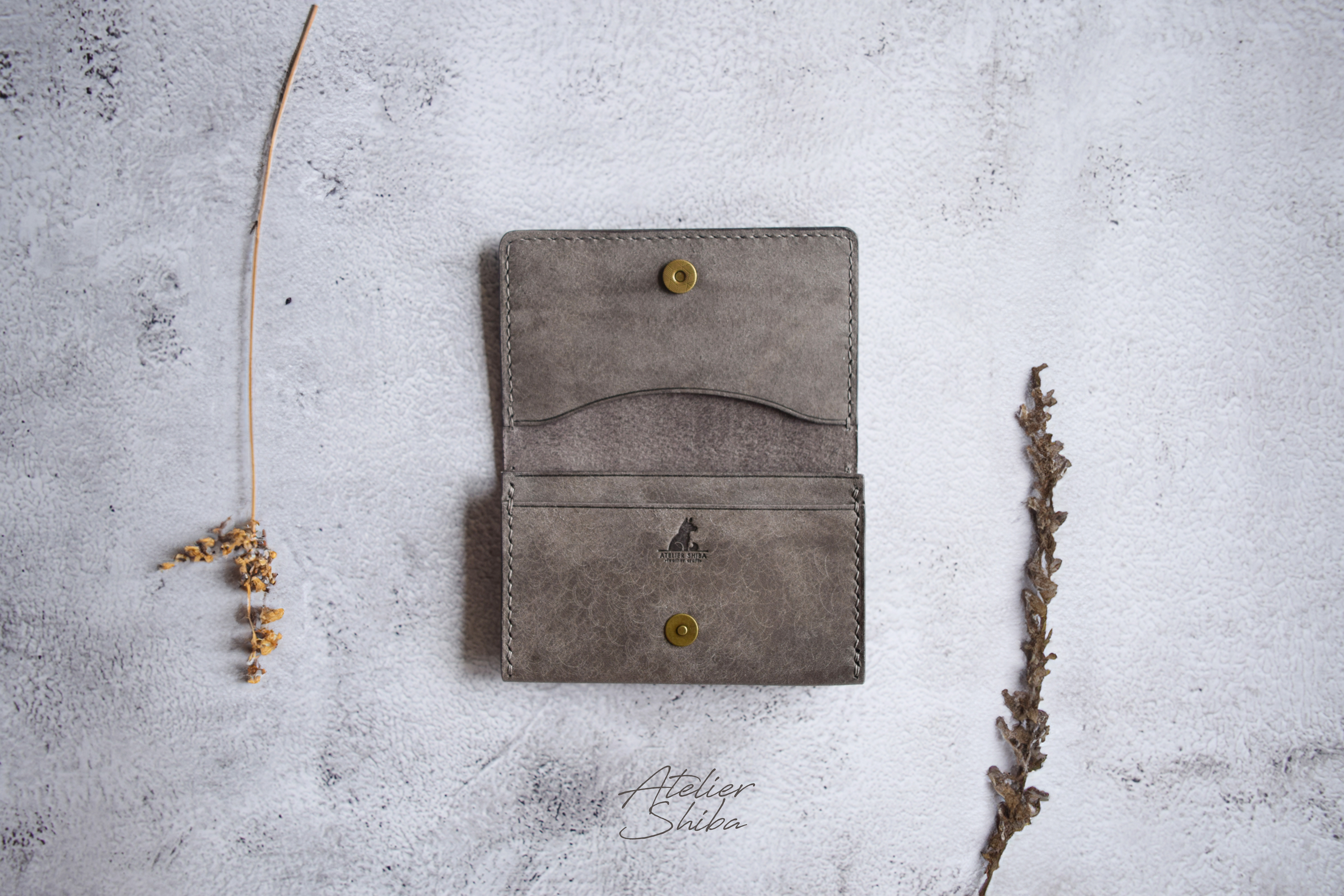 名刺入れ　本革　ｲﾀﾘｱﾝﾚｻﾞｰ　Gray　グレー