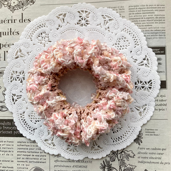 シュシュ  ヘアゴム  ビーズ  ベビーピンク シュシュ ☆ ピンク ファンシーヤーン 手あみ ヘアゴム ヘア