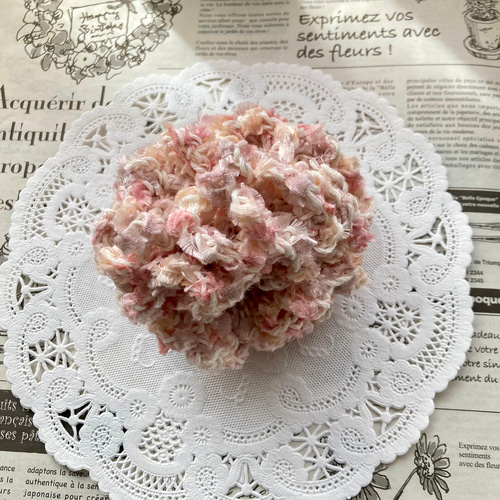 シュシュ  ヘアゴム  ビーズ  ベビーピンク リトルムーン シュシュ ヘアゴム ビーズ サテン 花 シャーリング