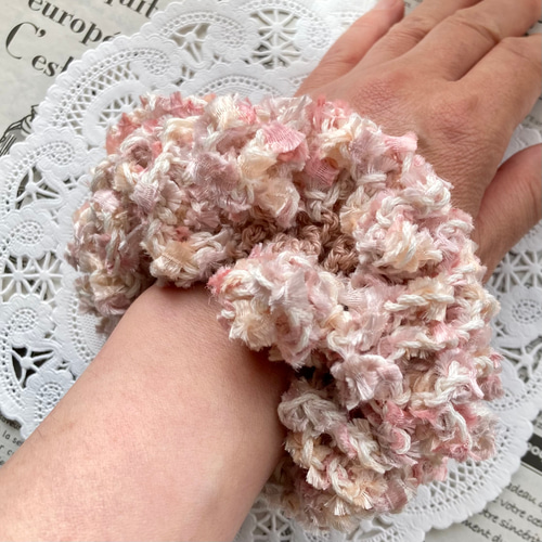 シュシュ  ヘアゴム  ビーズ  ベビーピンク シュシュ ヘアゴム ビーズ ベビーピンク