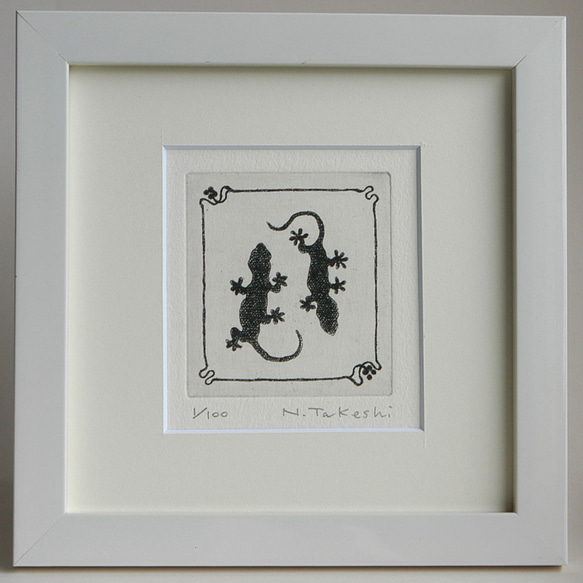 二匹のやもり・2024A/銅版画(額カラー・ホワイト） 版画 Atelie Gray