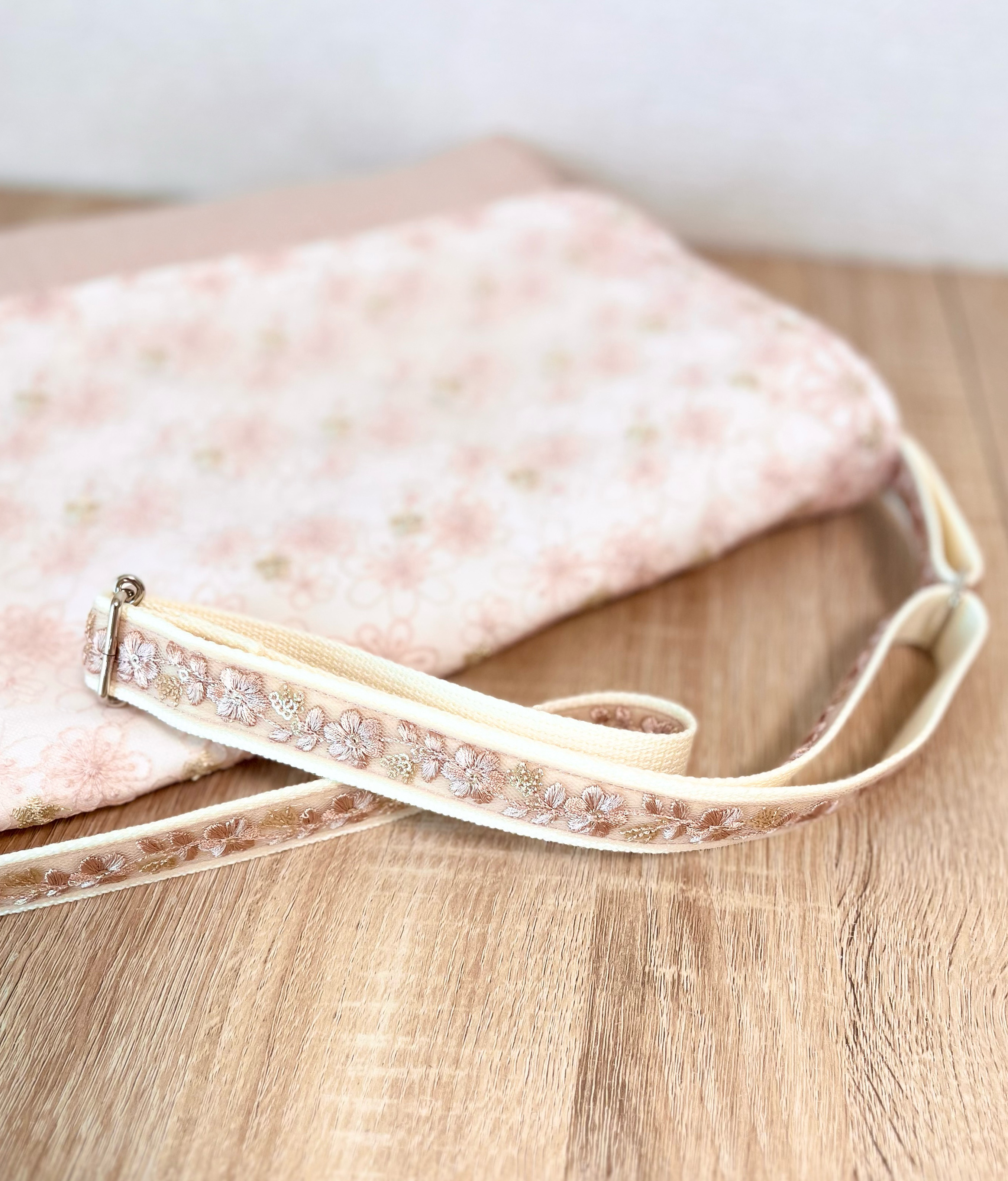 【裏地も可愛い❤︎シリーズ】図書袋　＊インド刺繍リボン使用肩ベルト＊チュールレースフラワー×ピンクベージュ