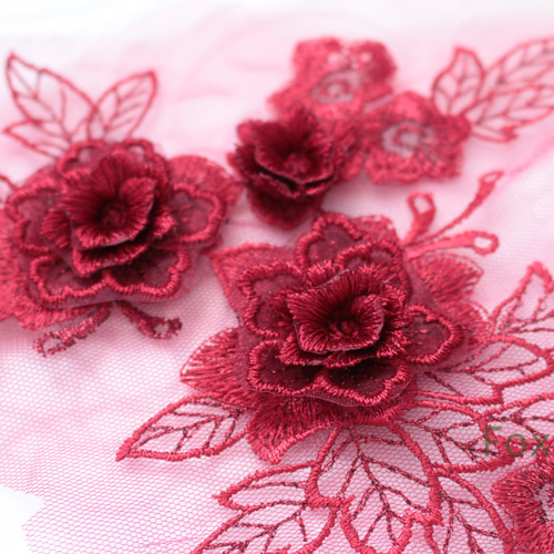 チュール刺繍花びら立体モチーフ 1枚 エンジ・赤色系×赤色ラメ糸