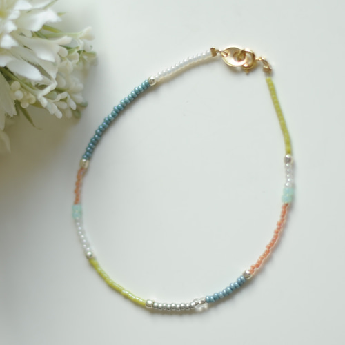 カラフルビーズアンクレット マルチカラーの丸いカラフルビーズが可愛らしい ボタンタイプの