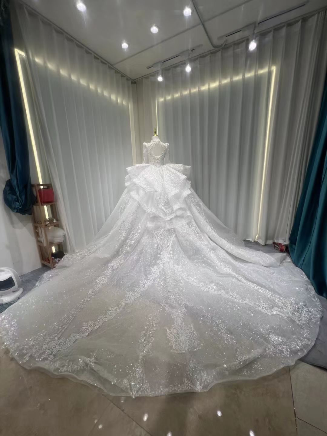 お買い得！ホルターネック　プリンセスライン　ホワイト　背中見せ　サイズ調節可能　長袖スクエアネッ結婚式花嫁披露宴お呼ばれ