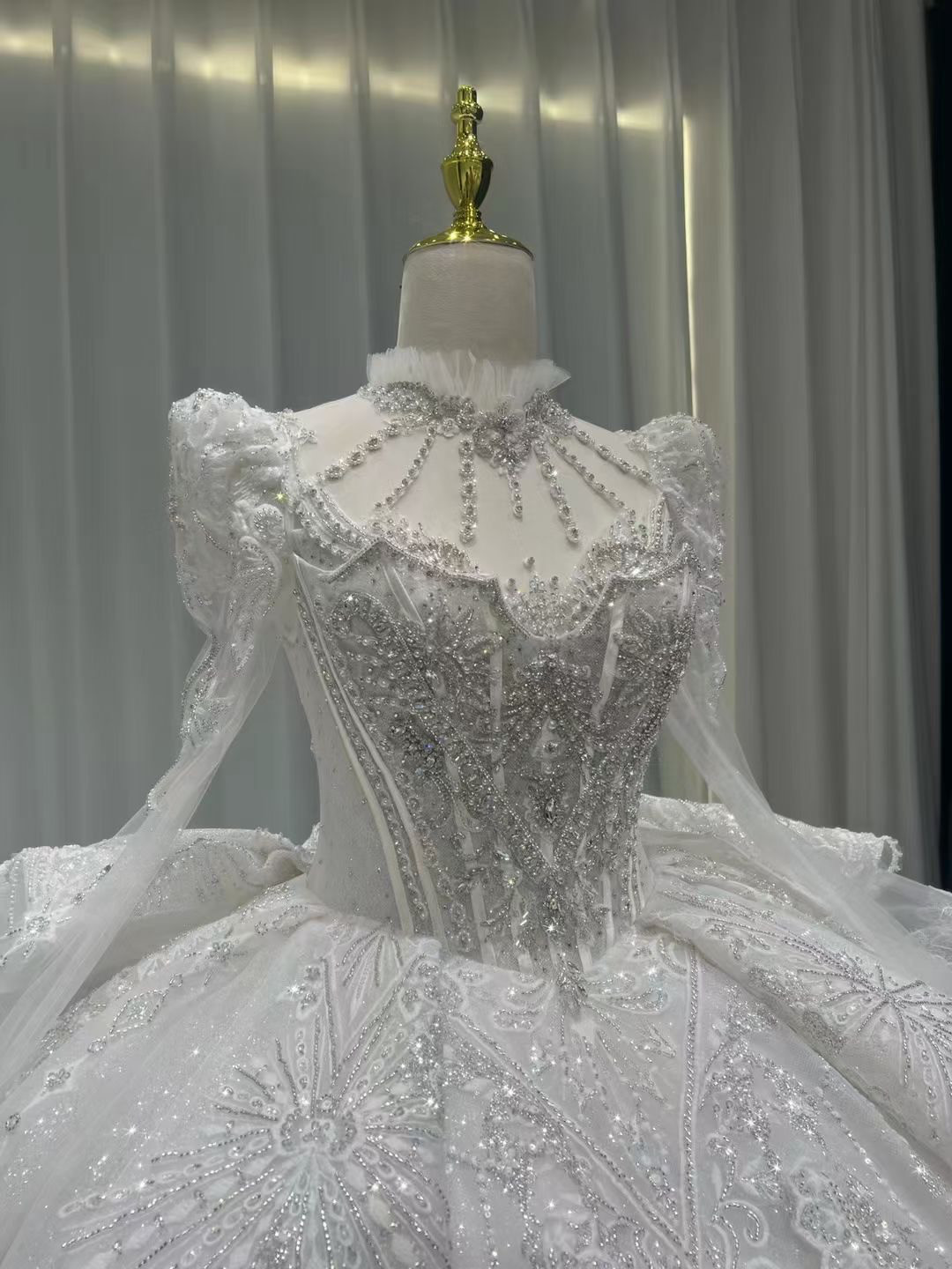 お買い得！ホルターネック　プリンセスライン　ホワイト　背中見せ　サイズ調節可能　長袖スクエアネッ結婚式花嫁披露宴お呼ばれ