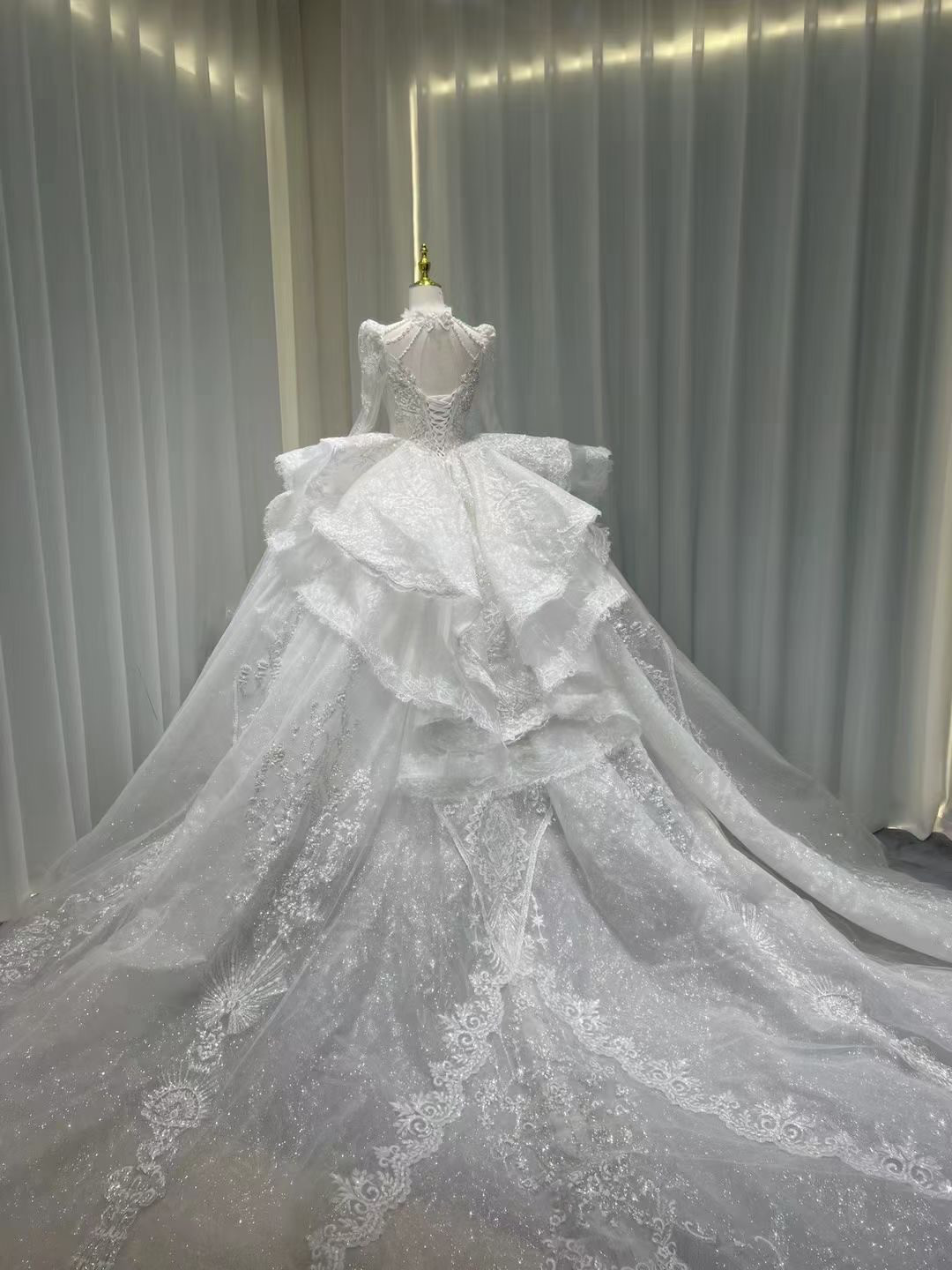 お買い得！ホルターネック　プリンセスライン　ホワイト　背中見せ　サイズ調節可能　長袖スクエアネッ結婚式花嫁披露宴お呼ばれ