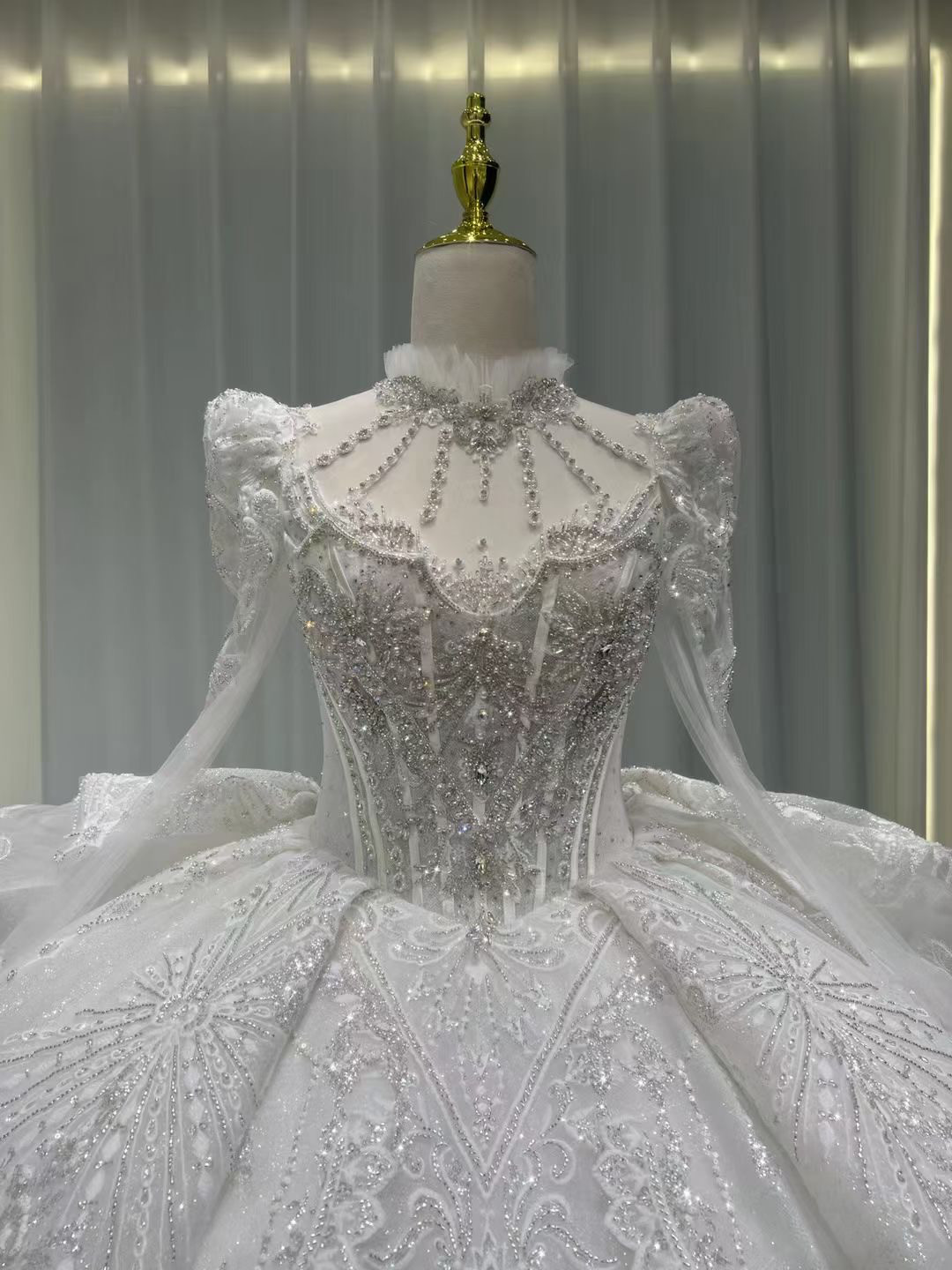 お買い得！ホルターネック　プリンセスライン　ホワイト　背中見せ　サイズ調節可能　長袖スクエアネッ結婚式花嫁披露宴お呼ばれ