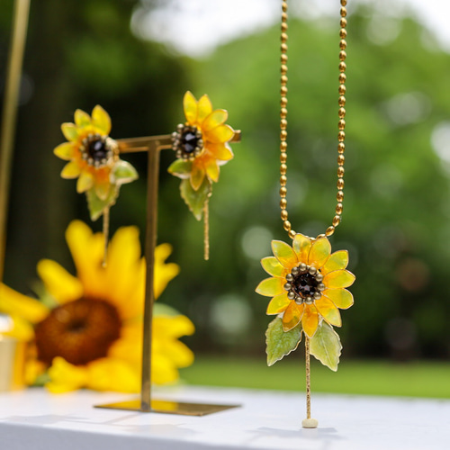 【美品】イノセントワールド　薔薇とパールのピアス•ネックレス　セット　イエロー 夏の福袋数量限定15点】太陽の花ひまわりのピアス／イヤリングと2way