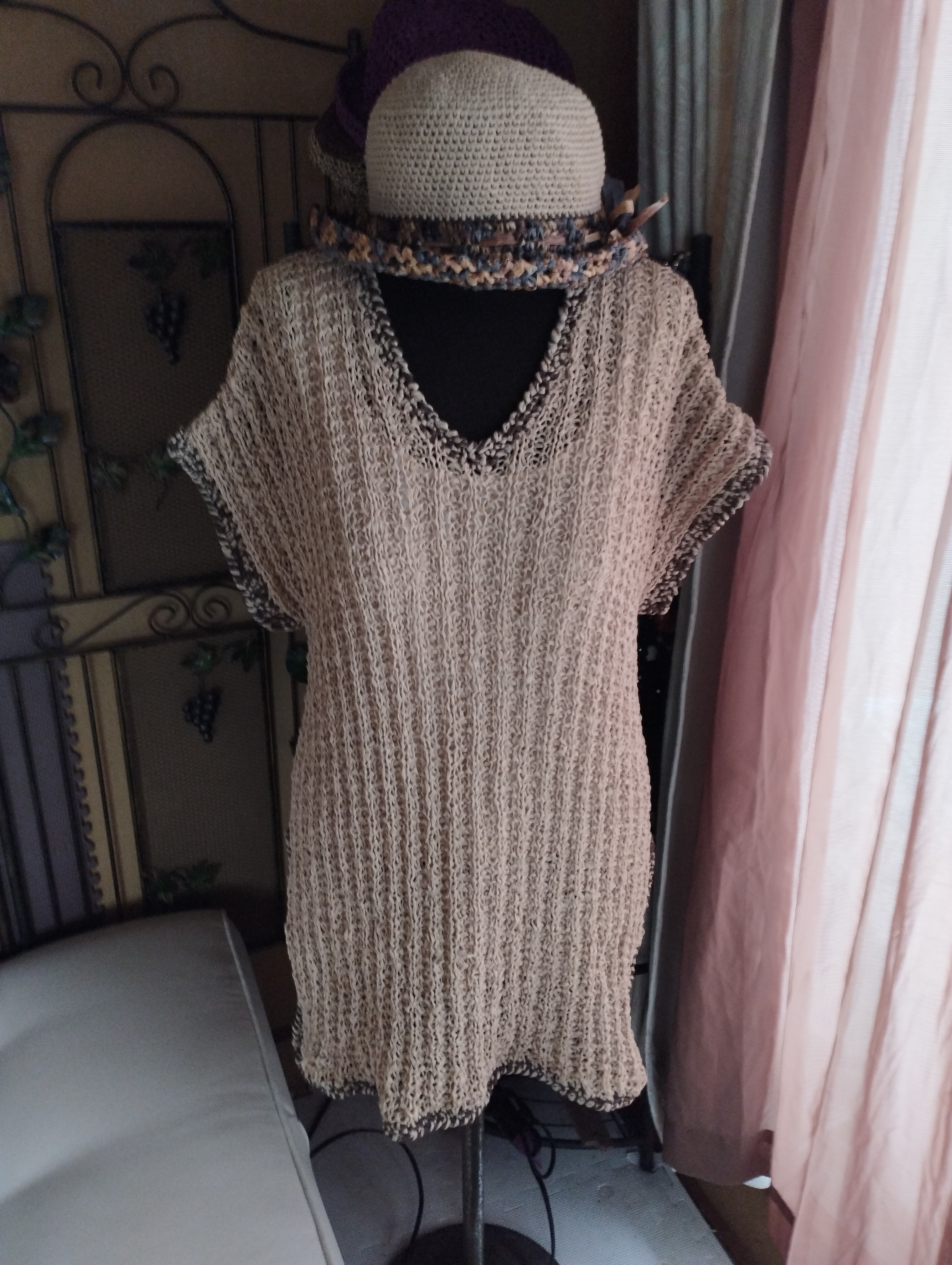 前後色違いのチュニック丈の帽子付きサマーニット 5,175円