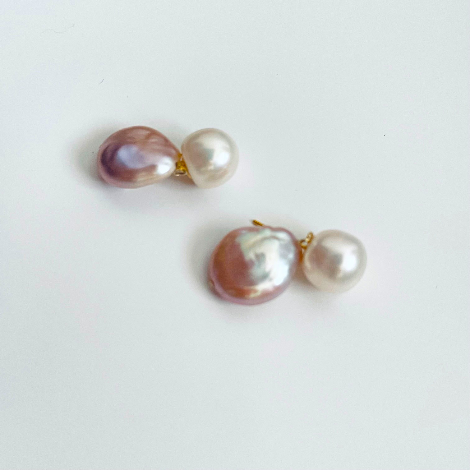 ニュアンスカラーのコインパールピアス