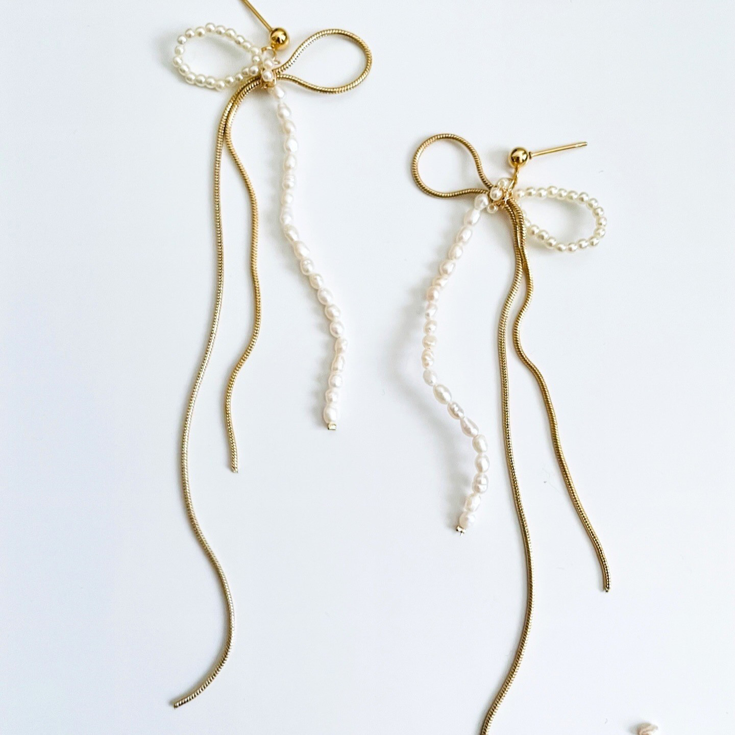 リボンモチーフのパールピアス