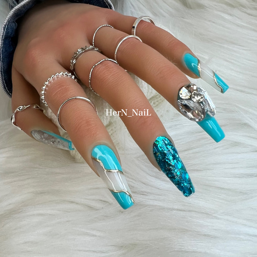 ターコイズブルーうねうねギャルネイルチップ ネイルチップ（つけ爪