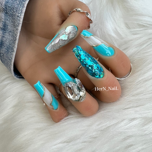ターコイズブルーうねうねギャルネイルチップ ネイルチップ（つけ爪